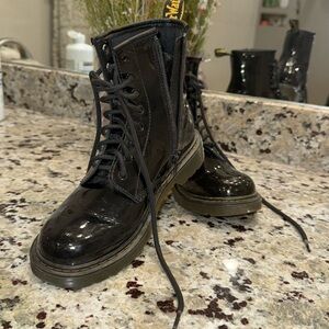 🖤🩶🖤BLACK PATENT LEATHER DOC MARTINS SIZE 5 IN GREAT CONDITION🖤🩶🖤